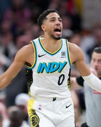 哈利伯顿21+13+6生涯首进总决赛，末节独得11分锁定胜局