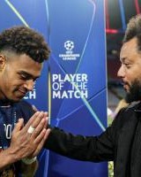 华体会官网-谦逊有实力！马塞洛为杜埃颁发决赛MVP奖杯，后者向前辈弯腰致意