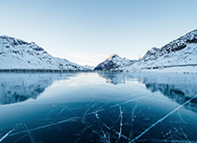 华体会-经典放大缩小！詹姆斯晒其观看橄榄球比赛，电视前放置四座总冠军奖杯